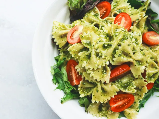 Farfalle mit Pesto und Kirschtomaten
